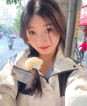 眼睛骚妹汁水很多很润