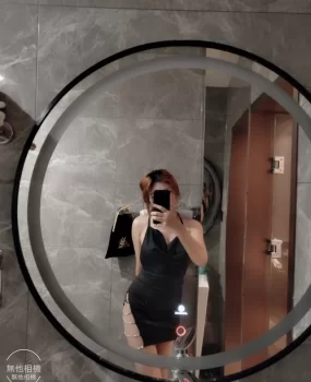 西安后入极品美人，白嫩大咪咪粉嫩小穴被干的淫水直流